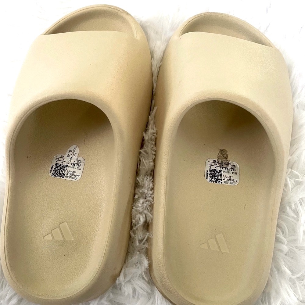 YEEZY SLIDES BONE SIZE 6